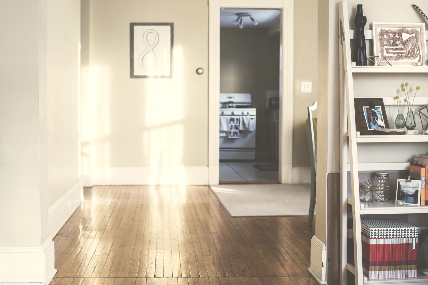 Een lichte kamer met verzorgde houten vloer